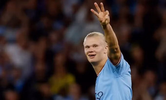 Haaland mừng bàn thứ ba vào lưới Nottingham trên sân Etihad ở vòng năm Ngoại hạng Anh tối 31/8. Ảnh: Reuters
