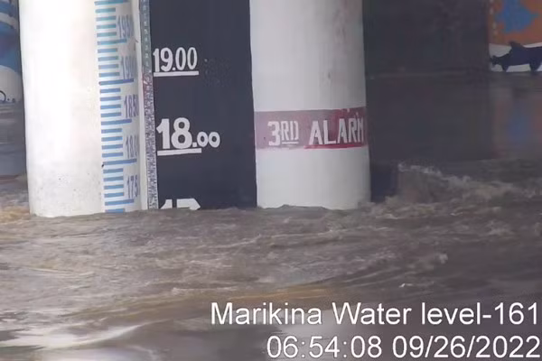 Mực nước trên sống Marikina lên rất cao. Ảnh: Inquirer