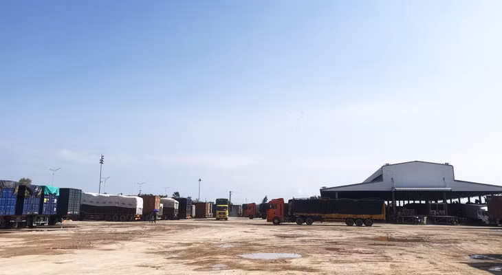 Hoạt động xếp dỡ hàng hóa tại kho bãi Công ty CP XNK Quốc tế Tân Đại Dương tại Cửa khẩu cầu Bắc Luân II.