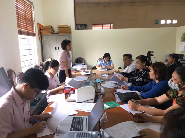 Cán bộ Phòng Giao dịch Ngân hàng CSXH TX Đông Triều giải ngân vốn vay tại phường Yên Thọ, tháng 3/2021.