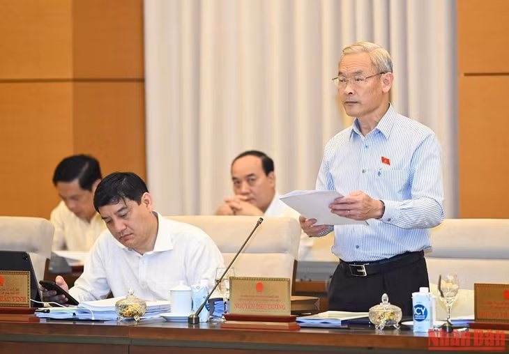 Chủ nhiệm Ủy ban Tài chính, Ngân sách của Quốc hội Nguyễn Phú Cường, đại diện Đoàn giám sát trình bày báo cáo. (Ảnh: DUY LINH)