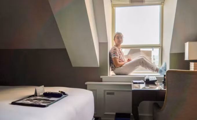 Bên trái cửa sổ phòng là một chiếc giường cỡ queen, rộng rãi, thoải mái và mềm mại theo cảm nhận của Hadden. Đầu giường có ổ cắm để khách tiện lợi trong việc sạc điện thoại, laptop... Nhà vệ sinh nhỏ, cung cấp đầy đủ trang thiết bị và đồ dùng cá nhân như dầu gội, sữa tắm. Thương hiệu cung cấp các món đồ này là một nhãn hàng cao cấp trên thế giới.