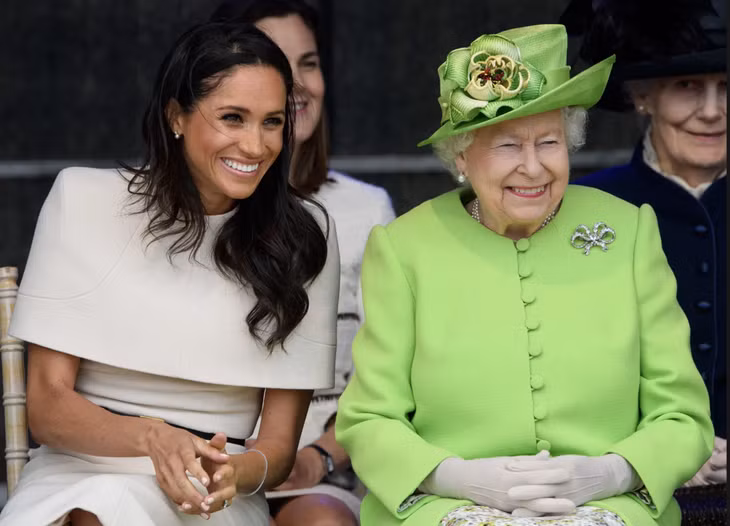 Nữ hoàng và cháu dâu Meghan dự lễ khánh thành một cây cầu vào năm 2018.