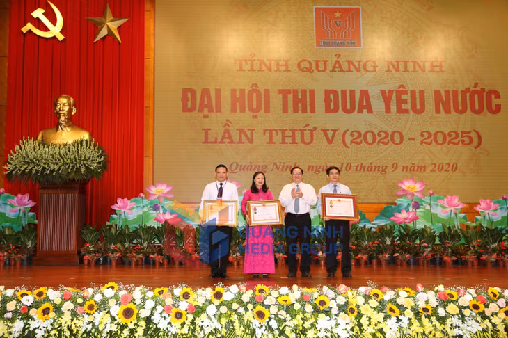 Thừa ủy quyền của Chủ tịch nước, đồng chí Lê Vĩnh Tân, Bộ trưởng Bộ Nội vụ, Phó Chủ tịch Thường trực Hội đồng Thi đua - Khen thưởng Trung ương, trao tặng Huân chương Độc lập và Huân chương Lao động cho các tập thể, cá nhân có thành tích trong phong trào thi đua yêu nước giai đoạn 2015-2020 (9-2020). Ảnh: Đỗ Phương