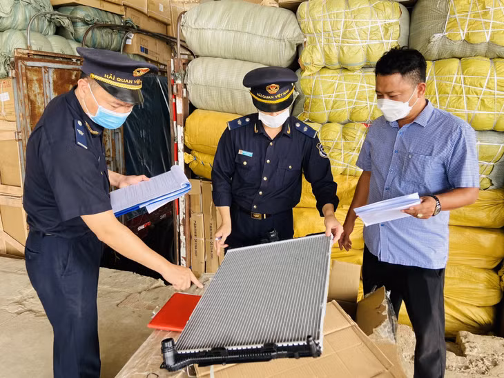 Chi cục HQCK Móng Cái kiểm tra hàng hóa nhập khẩu tại bãi kiểm hóa cầu Bắc Luân I (TP Móng Cái)