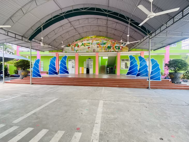 Khu hiệu bộ, sân khấu, mái tôn mới được lợp.