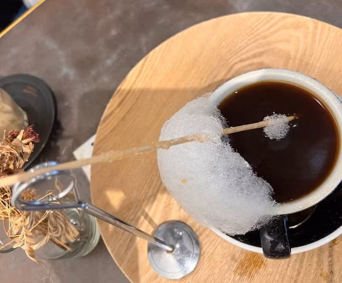Tuy nhiên, uống món này cần sự kiên nhẫn bởi tốn kha khá thời gian 'đám mây' mới tan chảy hết. Thậm chí, đôi khi sức nóng của ly cà phê không đủ làm cho kẹo bông gòn chảy, nhiều thực khách dùng tay xé nhỏ cây kẹo cho nhanh. Một khách hàng cho biết đã uống xong hai ly nước khác mà cây kẹo vẫn chưa tan hết. Do đó, món này chỉ để cho vui và chụp ảnh 'sống ảo', không dành cho người đang vội vã. Ảnh: Instagram unizoon