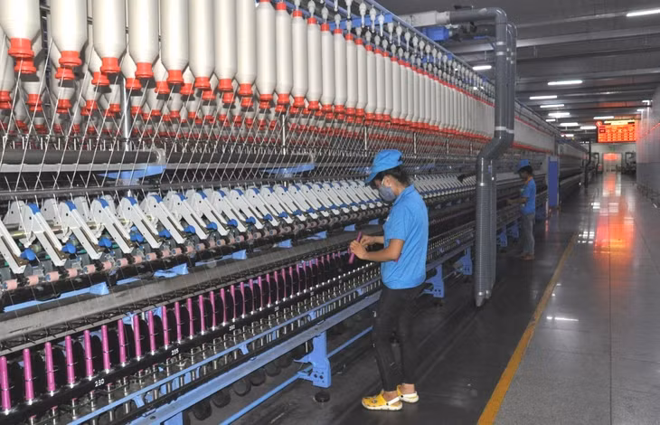 Lao động làm việc tại Khu công nghiệp Cảng biển Hải Hà.