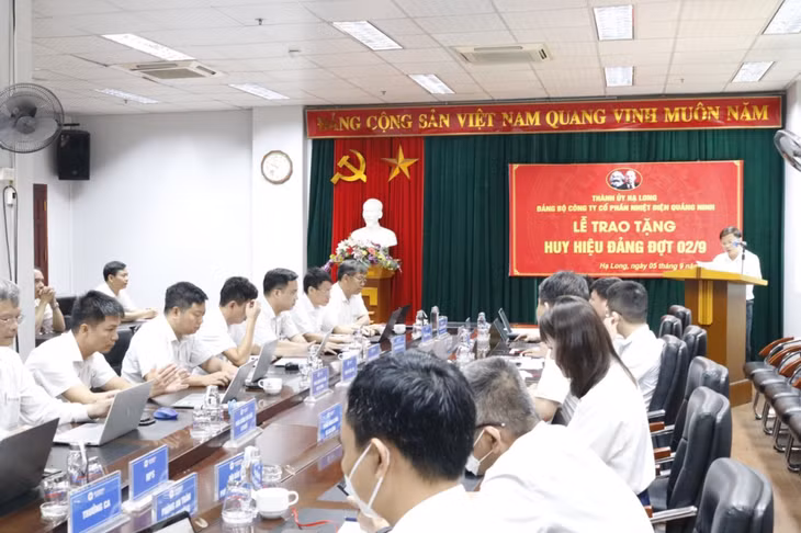 Lễ trao Huy hiệu 30 năm tuổi Đảng tại Đảng bộ Công ty CP Nhiệt điện Quảng Ninh.