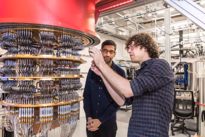 CEO Sundar Pichai (trái) đứng cạnh một trong những máy tính lượng tử của Google, tháng 10/2019. Ảnh: Reuters