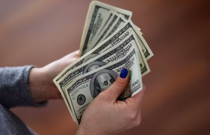 Giá USD tăng mạnh khi Cục Dự trữ Liên bang Mỹ liên tục nâng lãi suất để hạ nhiệt lạm phát. Ảnh: Reuters.