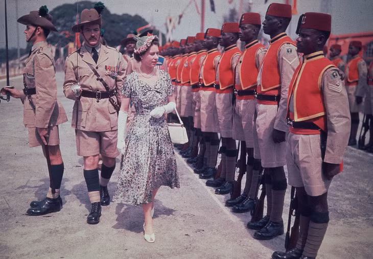 Năm 1954, Nữ hoàng Elizabeth duyệt đội danh dự trong tour vòng quanh Khối Thịnh vượng chung trong 6 tháng.