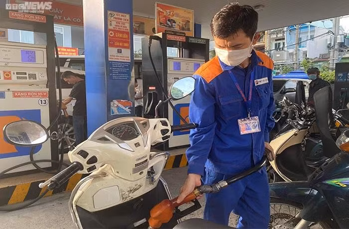 Giá xăng dầu bán lẻ trong nước có thể giảm sâu trong kỳ điều hành giá ngày 1/10. (Ảnh: Thu Nga).