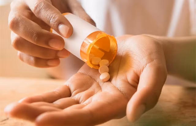 Điều trị rối loạn tiền đình chủ yếu là điều trị nội khoa và hoàn toàn phải do bác sĩ chỉ định về chế độ dùng thuốc cụ thể. Ảnh minh họa.