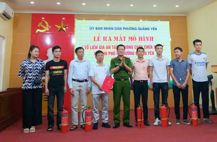 Lãnh đạo Công an TX Quảng Yên trao quyết định thành lập "Tổ liên gia an toàn PCCC” khu 9, phường Quảng Yên.