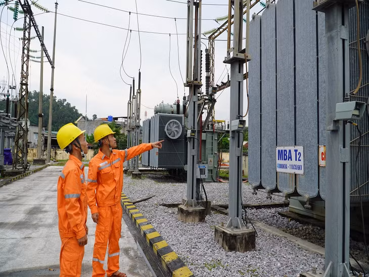 Các điều độ viên của Trung tâm Điều khiển xa trao đổi về phương án cấp điện tối ưu.