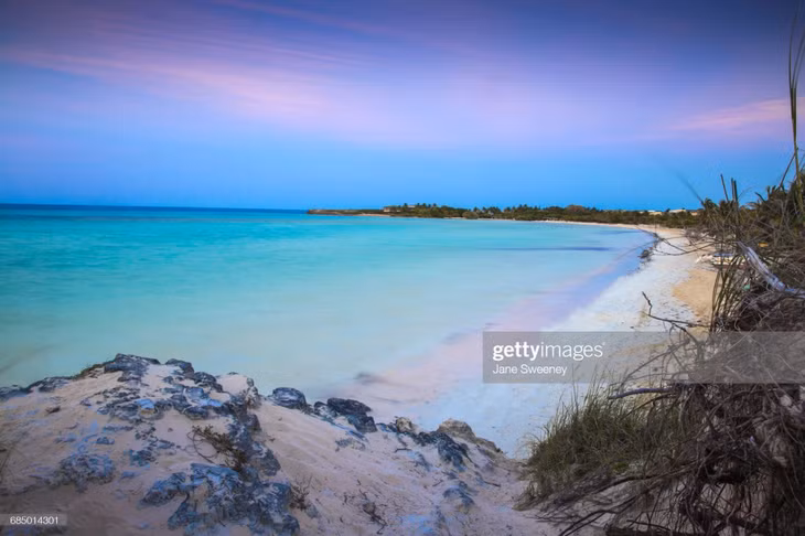 Làn nước hoang sơ của Playa Larga trong veo như thủy tinh vào buổi sáng, kết hợp với những con sóng nhẹ nhàng lăn tăn khiến nơi này trở nên siêu thực trong mắt du khách.
