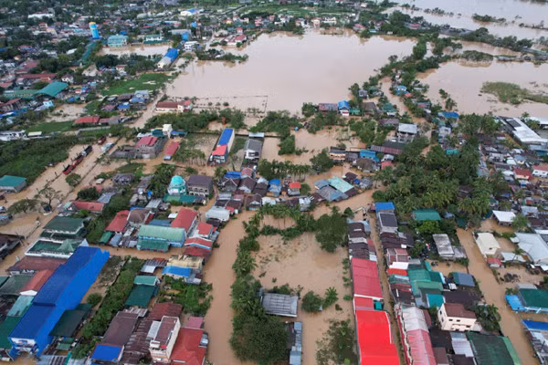 Siêu bão Noru mang theo mưa lớn gây ngập lụt ở San Miguel, Bulacan, Philippines. Ảnh: Inquirer