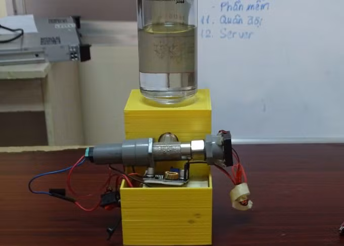 Thiết bị phát hiện nồng độ methanol của nhóm. Ảnh: Hà An