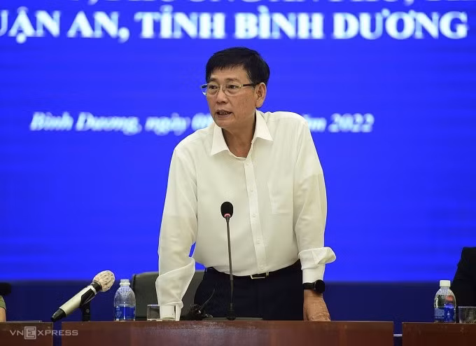 Phó chủ tịch Thường trực UBND tỉnh Bình Dương Mai Hùng Dũng chủ trì họp báo. Ảnh: Thanh Tùng