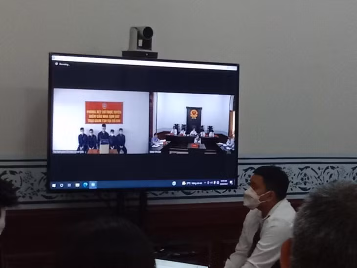 Các bị cáo tại phòng xử, đầu cầu trại giam (bên trái màn hình)