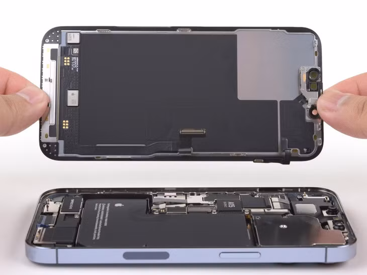 Hiện chưa xác định được nguyên nhân của vấn đề màn hình trên dòng iPhone 13. Ảnh: iFixit.