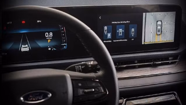 Ford Territory mới có một màn hình báo hỗ trợ đỗ xe kèm camera 360 độ và một màn hình hiển thị thông tin về làn đường