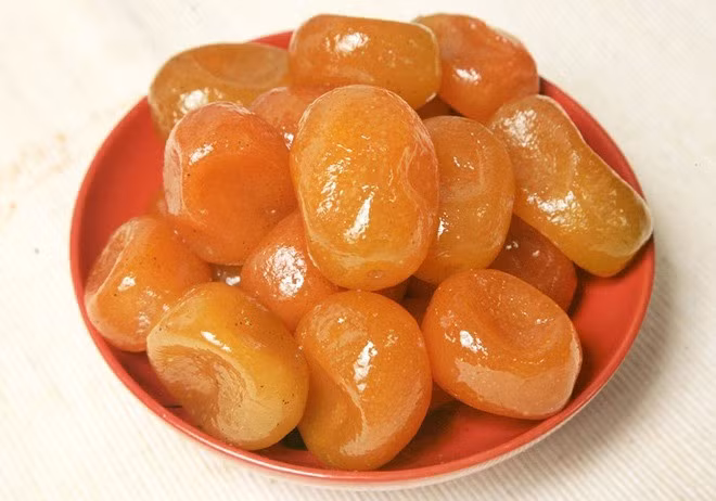 Ngay cả trái cây dù bổ dưỡng nhưng đem ngâm với rất nhiều đường cũng dễ thành gây hại nếu ăn nhiều. (Ảnh minh họa)