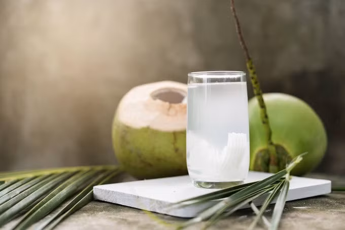 Nước dừa là loại đồ uống bổ dưỡng, cung cấp khoáng chất, các chất điện giải (Ảnh: Vaya).