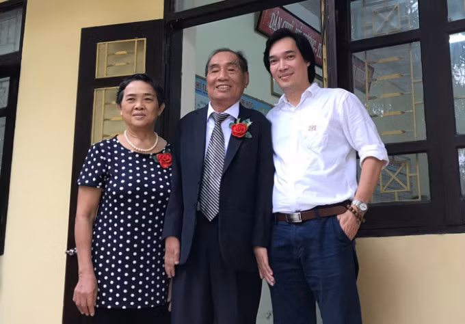 Anh Lương (áo trắng) cùng vợ chồng thầy Nguyễn Ngọc Ký trong lần gặp mặt thầy vào trò trường Cấp 2 Năng khiếu Hải Hậu, Nam Định, năm 2017. Ảnh: anh Vũ Lương cung cấp
