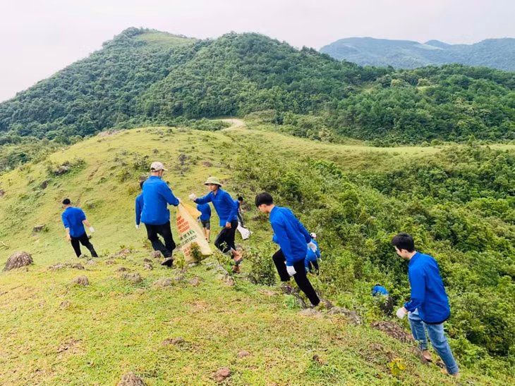 ĐVTN các xã Kỳ Thượng, Đồng Lâm (TP Hạ Long) tham gia dọn vệ sinh môi trường.
