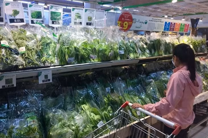 Khảo sát nhanh, tại Hà Nội, trong các siêu thị lớn như Winmart, Winmart +, Tops Market… hiện không phát hiện các sản phẩm rau sạch thuộc các đơn vị bị “vạch trần” là Trình Nhi, Đông A, Hugo Farm.
