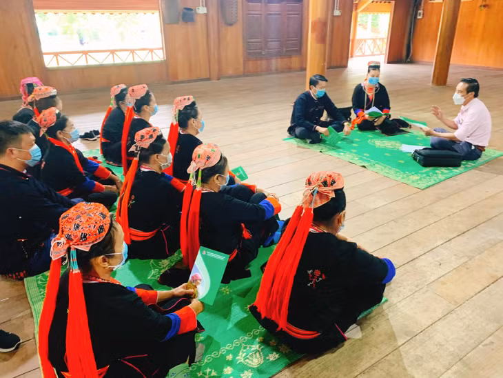 Ngân hàng CSXH Quảng Ninh phổ biến một số chương trình tín dụng cho Tổ tiết kiệm và vay vốn xã Bằng Cả (TP Hạ Long).