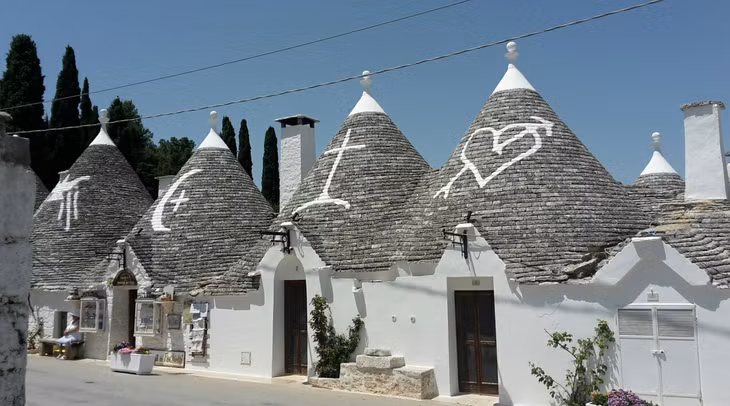 Những ngôi nhà với phần mái hình chóp màu xám là kiến trúc điển hình ở Alberobello.