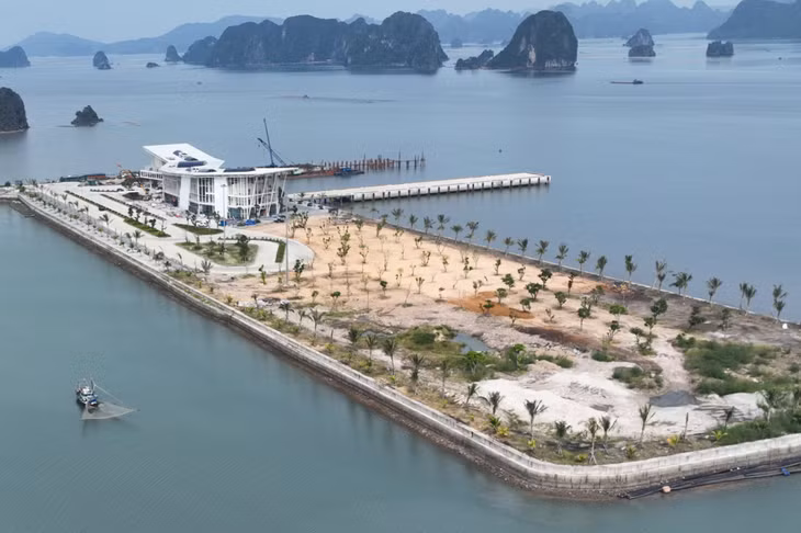 Không gian xanh trong khuôn viên cảng đang trược trồng cây, xây dựng kênh, hồ, tạo cảm giác thân thiện, hấp dẫn du khách trong mỗi hành trình qua cảng.