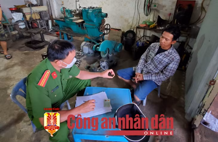 Cán bộ điều tra làm việc với các đối tượng.