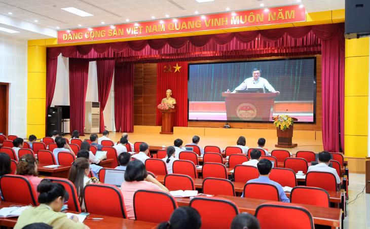 Các đại biểu nghe đồng chí Nguyễn Xuân Thắng, quán triệt, phân tích một số nội dung cơ bản, cốt lõi của tác phẩm “Một số vấn đề lý luận và thực tiễn về chủ nghĩa xã hội và con đường đi lên chủ nghĩa xã hội ở Việt Nam” của Tổng Bí thư Nguyễn Phú Trọng.