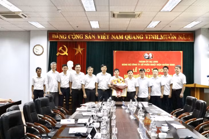 BCH Đảng bộ Công ty chúc mừng đồng chí Phạm Bá Đức.