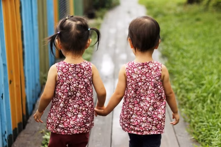 Hai bé gái nắm tay nhau đi dạo. Ảnh minh họa: Gettty Images