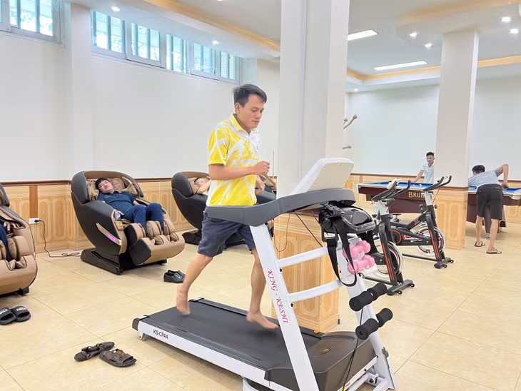 Các thiết bị tập thể dục cho thợ mỏ được trang bị đầy đủ.