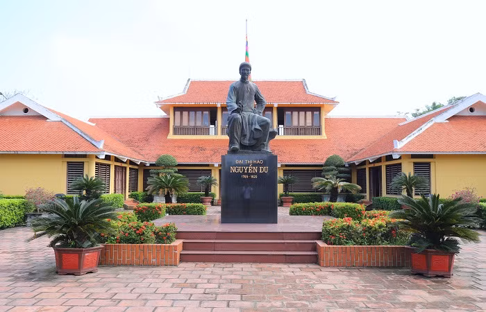 Tượng Nguyễn Du