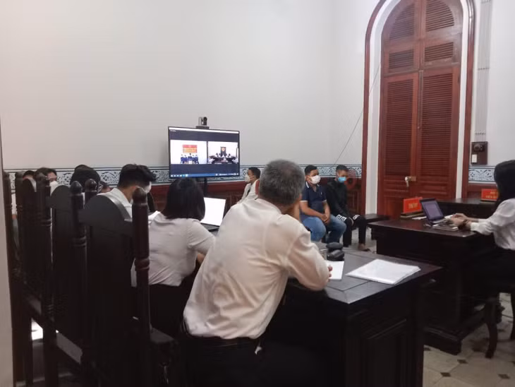 Những người tham dự phiên tòa tại đầu cầu trụ sở TAND TP Hồ Chí Minh, số 131, Nam Kỳ Khởi Nghĩa, quận 1.