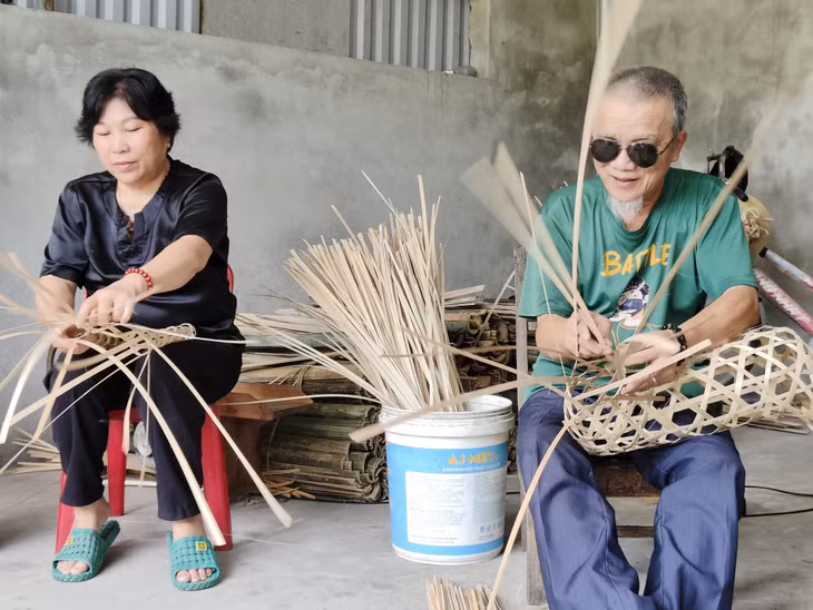Ông Đoàn Văn Tình và vợ với công việc quen thuộc suốt 12 năm qua