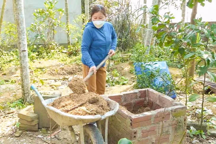 Phân vi sinh từ hố ủ rác hữu cơ đươc chị Vũ Thị Thơm sử dụng để bón cây trong vườn nhà. Ảnh: Thái Hà (Trung tâm TT&amp;VH Hải Hà)