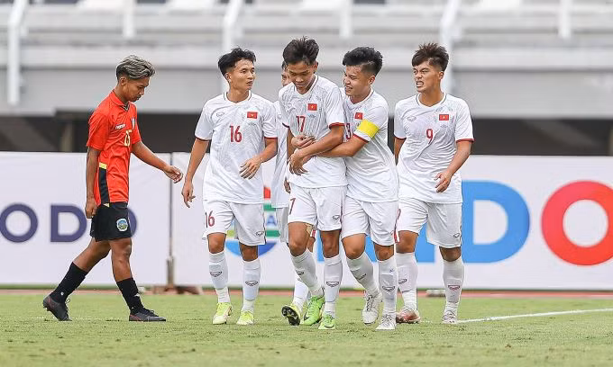 Đồng đội chia vui với Vĩ Hào sau khi anh nâng tỷ số lên 2-0. Ảnh: VFF.
