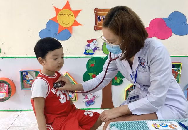 Cần đưa trẻ đến cơ sở y tế chuyên khoa Nhi để bác sĩ khám và hướng dẫn điều trị đúng cách.