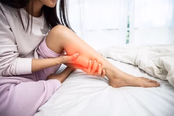 Qua tuổi 34, cơ thể bắt đầu lão hóa, xương khớp yếu dần. Ảnh minh họa: Thefeetpeople