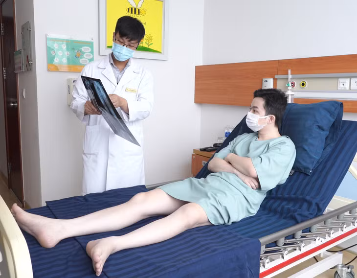 Trước khi mổ, 2 chân của anh P. chênh lệch nhau khá lớn nên anh rất tự ti với hoàn cảnh của mình, mặc dù bệnh ung thư xương đã được kiểm soát tốt.