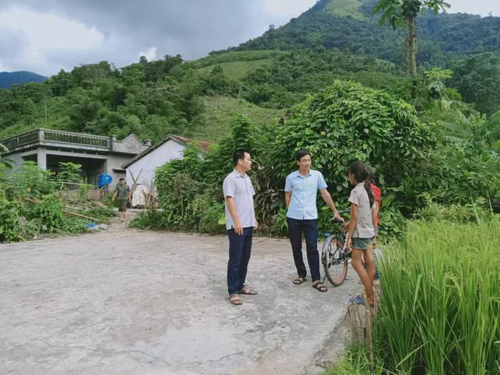 Các thầy giáo Nguyễn Văn Tám, Cao Xuân Hào (Trường THCS Quảng Lâm, huyện Đầm Hà) đến bản Siệc Lống Mìn vận động học sinh ra lớp.