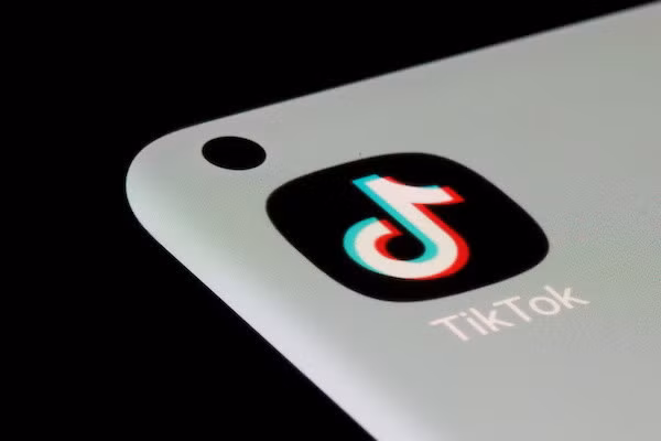 Người dùng Android nên cập nhật phiên bản TikTok mới nhất tránh bị mấttài khoản. (Ảnh: Reuters)